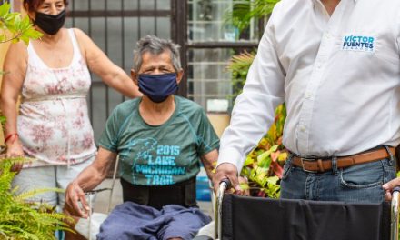 VÍCTOR FUENTES SOLÍS VISITA A HABITANTES DE APODACA, PARA AYUDARLOS CON EQUIPOS DE SALUD