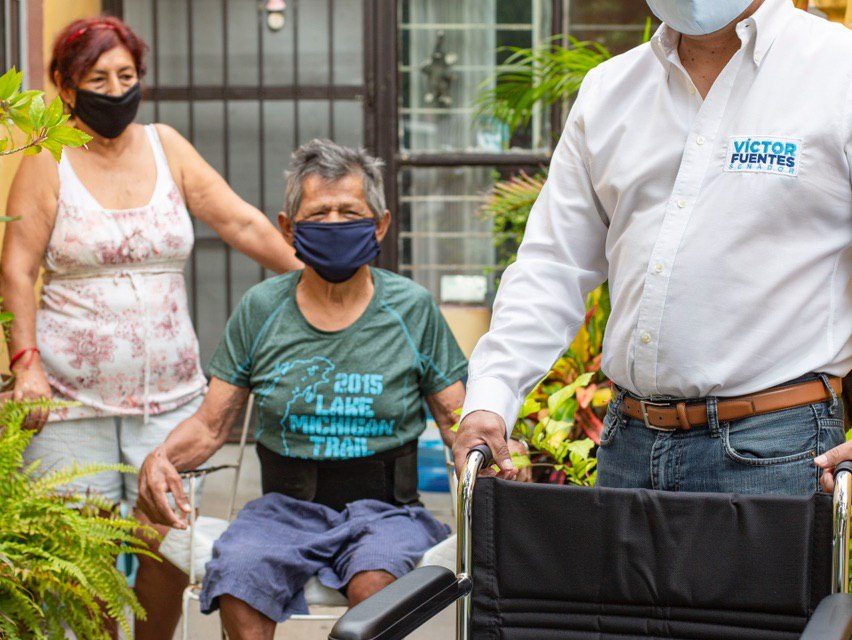 VÍCTOR FUENTES SOLÍS VISITA A HABITANTES DE APODACA, PARA AYUDARLOS CON EQUIPOS DE SALUD