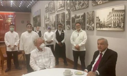 A ANDRÉS MANUEL LÓPEZ OBRADOR LO QUE SE LE OCURRE EN PLENO PICO ES SALIR A COMER A UN RESTAURANTE PARA MOSTRAR COMO DEBER SER “LA NUEVA NORMALIDAD”