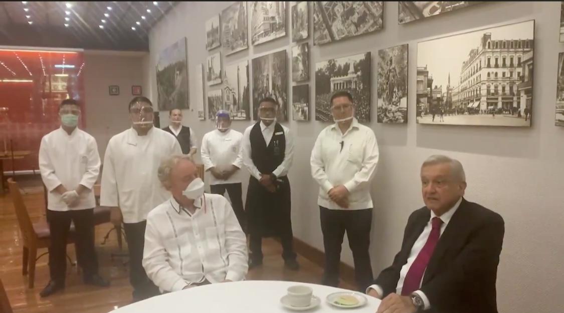 A ANDRÉS MANUEL LÓPEZ OBRADOR LO QUE SE LE OCURRE EN PLENO PICO ES SALIR A COMER A UN RESTAURANTE PARA MOSTRAR COMO DEBER SER “LA NUEVA NORMALIDAD”