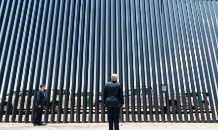 DONALD TRUMP PRESUME FOTOS DEL MURO FRONTERIZO PREVIO A LA VISTA DE AMLO.