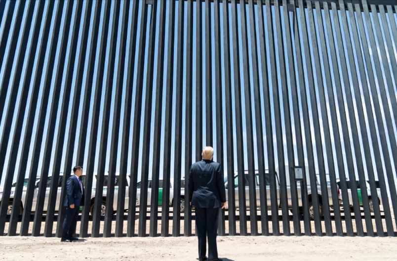 DONALD TRUMP PRESUME FOTOS DEL MURO FRONTERIZO PREVIO A LA VISTA DE AMLO.