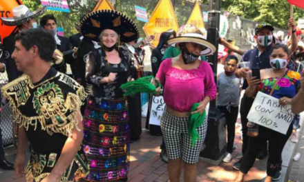 LLEGAN CON MARIACHI PARA RECIBIR A LÓPEZ OBRADOR.