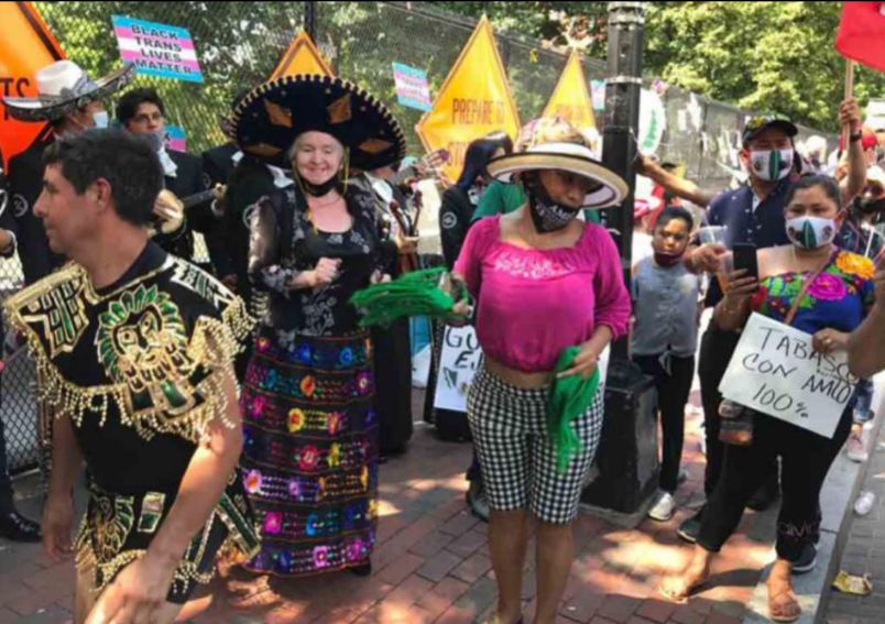 LLEGAN CON MARIACHI PARA RECIBIR A LÓPEZ OBRADOR.