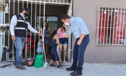 ADRIÁN DE LA GARZA HACE LA ENTREGA DE TARJETA REGIA Y TINACOS EN EL SUR DE LA CIUDAD