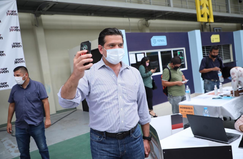 PACO CIENFUEGOS METE EL HOMBRO POR LOS CIUDADANOS DE MONTERREY Y PROMUEVE FERIA DEL EMPLEO