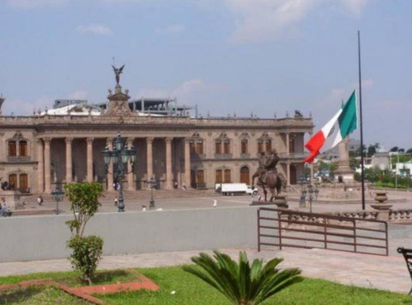 POR TRABAJOS EN PLAZA DEL PALACIO DE GOBIERNO Y ANTIGUO PALACIO FEDERAL COMPLICA A PEATONES