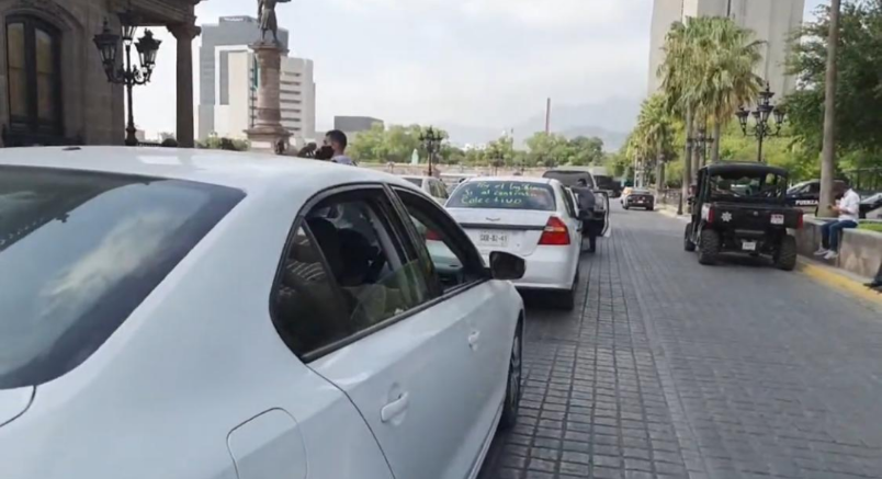 MAESTROS PROTESTAN CERCA DE LA MACROPLAZA Y LOGRAN CERRAR DIFERENTES CALLES CERCA DE LA MISMA