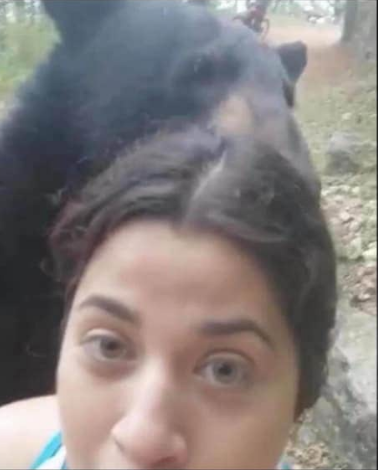 VÍDEO VIRAL DONDE OSO SE ACERCA A 3 MUJERES EN EL PARQUE CHIPINQUE Y SE VE A UNA SEÑORA TOMARSE SELFIE CON ÉL ES PUBLICADA POR ELLA MISMA