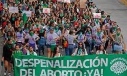 MARCHAS FEMINISTAS ACAPARAN AVENIDAS PRINICIPALES DE LA CDMX DEBIDO AL RECHAZO DEL PROYECTO QUE PRETENDÍA DESPENALIZAR EL ABORTO