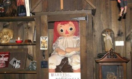 SE ESCAPA LA MUÑECA ANNABELLE, ¡AGUAS EN LA NOCHE!