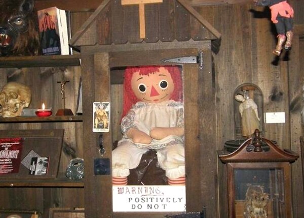 SE ESCAPA LA MUÑECA ANNABELLE, ¡AGUAS EN LA NOCHE!