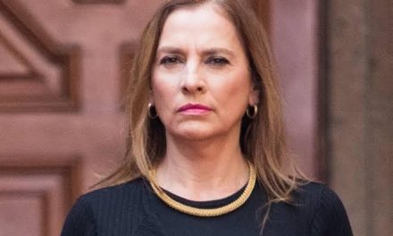 COMO MAMÁ LEONA DEFENDIENDO A SU CACHORRO, LA PRIMERA DAMA DE NUESTRO PAÍS, BEATRIZ GUTIÉRREZ MÜLLER, RECLAMA A TWITTER POR PERMITIR MENSAJES QUE DENIGRAN A LOS MENORES… SU HIJO EN ESTE CASO