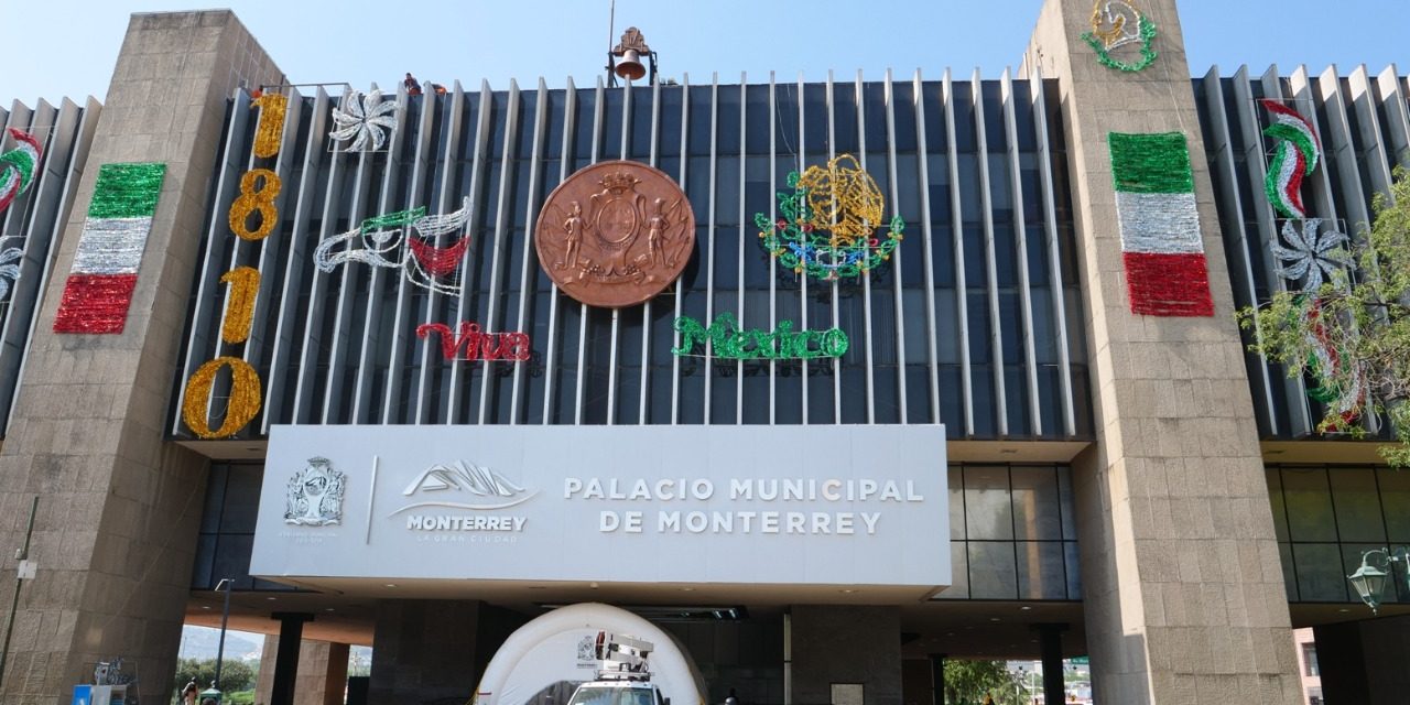 EL MES PATRIO YA SE SIENTE EN Gobierno de Monterrey, PALACIO MUNICIPAL LUCE A TODO SU ESPLENDOR CON ADORNOS TRICOLORES