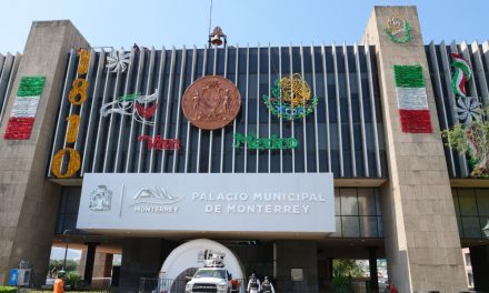 EL MES PATRIO YA SE SIENTE EN Gobierno de Monterrey, PALACIO MUNICIPAL LUCE A TODO SU ESPLENDOR CON ADORNOS TRICOLORES