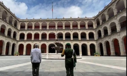 AMLO RINDE MINUTO DE SILENCIO EN PALACIO NACIONAL POR VÍCTIMAS MORTALES DEL COVID-19