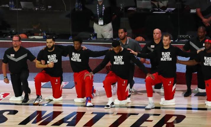 LOS JUGADORES DE LA NBA ANDAN MÁS DECIDIDOS QUE NUNCA, SE MANTIENEN SIN JUGAR EN PROTESTA POR LA VIDA DE JACOB BLAKE