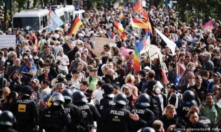 SE DESCONTROLAN PROTESTAS POR LEYES QUE RESTRINGEN ACTIVIDADES A CAUSA DEL CORONAVIRUS EN BERLÍN Y ARRESTAN A 300 ¿HABRÁN TOMADO ESAS MEDIDAS QUE PROMULGAN PARA DETENERLOS Y ENCERRARLOS?