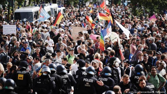 SE DESCONTROLAN PROTESTAS POR LEYES QUE RESTRINGEN ACTIVIDADES A CAUSA DEL CORONAVIRUS EN BERLÍN Y ARRESTAN A 300 ¿HABRÁN TOMADO ESAS MEDIDAS QUE PROMULGAN PARA DETENERLOS Y ENCERRARLOS?