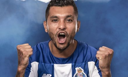 “TECATITO” EL MEJOR DE LA LIGA NOS EN PORTUGAL; SE LE OTORGA SU PREMIO