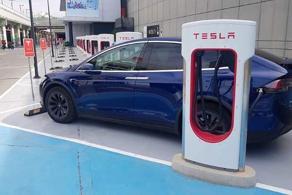 TESLA VA EN ASCENSO, SUS ACCIONES SE VENDEN EN MÁS DE DOS MIL DOLARES