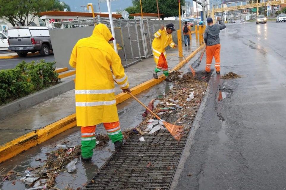 GOBIERNO DE MONTERREY RETIRA MÁS DE 18 TONELADAS DE BASURA EN ALCANTARILLAS DURANTE LAS LLUVIAS DE ESTÉN FIN DE SEMANA