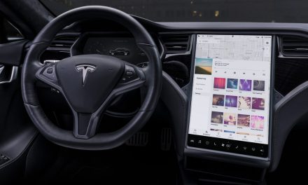 TESLA ENFRENTA  DEMANDA POR CONDUCTOR QUE SE QUEDA DORMIDO