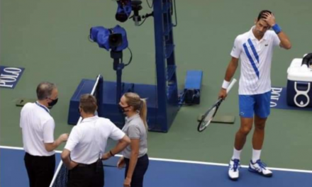 NOVAK DJOKOVIC SE DISCULPA TRAS GOLPEAR CON UNA PELOTA A UNA JUEZA DE PISTA<br>