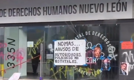 FEMINISTAS INICIAN PROTESTA EN LA COMISIÓN ESTATAL DE DERECHOS HUMANOS Y DEJAN MENSAJES EN LAS PAREDES DE LAS INSTALACIONES