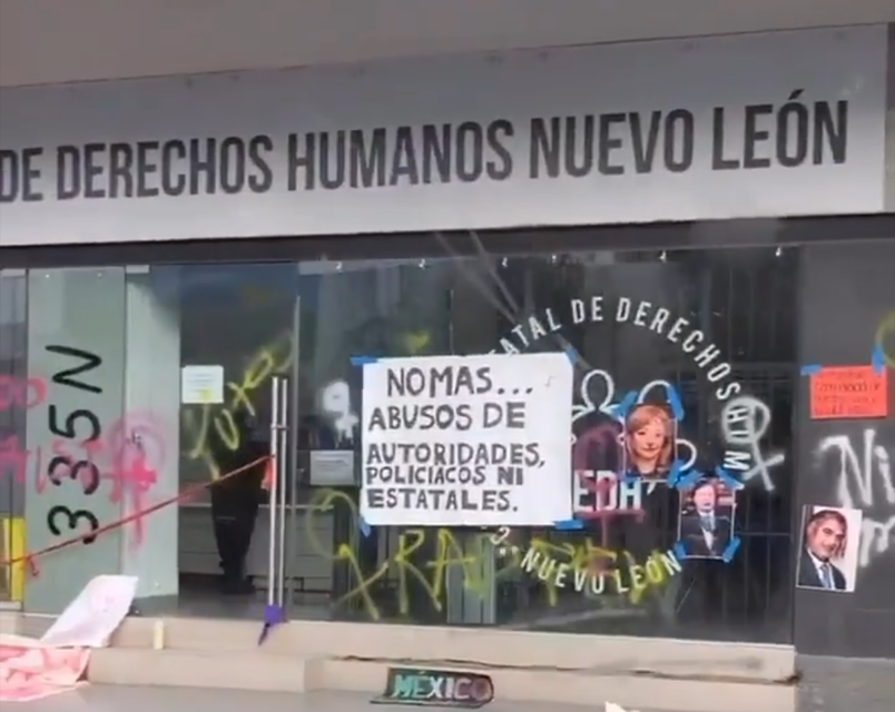 FEMINISTAS INICIAN PROTESTA EN LA COMISIÓN ESTATAL DE DERECHOS HUMANOS Y DEJAN MENSAJES EN LAS PAREDES DE LAS INSTALACIONES