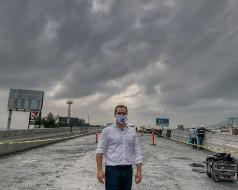 ADRIÁN DE LA GARZA REALIZA LA SUPERVISIÓN DEL NUEVO PUENTE VEHICULAR SOBRE LA AVENIDA LEONES Y CUMBRES E INFORMA QUE PUEDE TERMINAR ANTES DE LO PROGRAMADO