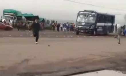 CAMIÓN POLICÍACO ATROPELLA A UN NORMALISTA Y SE INICIA ENFRENTAMIENTO ENTRE ELEMENTOS Y ALUMNOS. GRABAN EL INICIO DE LA PELEA