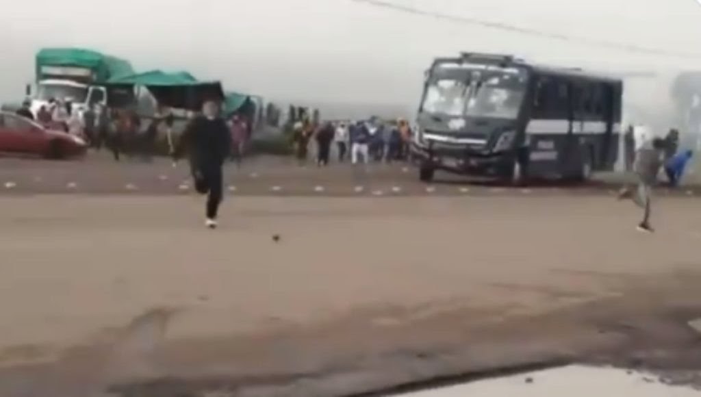 CAMIÓN POLICÍACO ATROPELLA A UN NORMALISTA Y SE INICIA ENFRENTAMIENTO ENTRE ELEMENTOS Y ALUMNOS. GRABAN EL INICIO DE LA PELEA