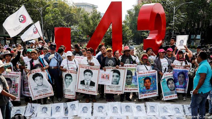 TRAS ENCUENTRO CON EL PRESIDENTE ANDRES MANUEL, PADRES DE LOS 43 DESAPARECIDOS DE AYOTZINAPA RECONOCEN AVANCE