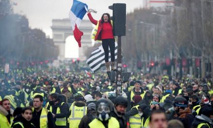 “CHALECOS AMARILLOS” SIGUEN CON PROTESTAS CONTRA EL PRESIDENTE FRANCÉS