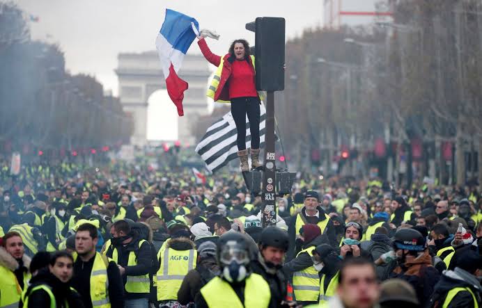 “CHALECOS AMARILLOS” SIGUEN CON PROTESTAS CONTRA EL PRESIDENTE FRANCÉS