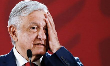 Y AUNQUE PARECE QUE NO HAY GENTE, AMLO INFORMA DE MÁS DE 800 MIL FIRMAS PARA CONSULTA A EX PRESIDENTES