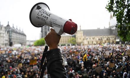 PRIMERO FRANCIA AHORA MANIFESTANTES INGLESES SE TOPAN CON SU POLICÍA POR PROTESTAS