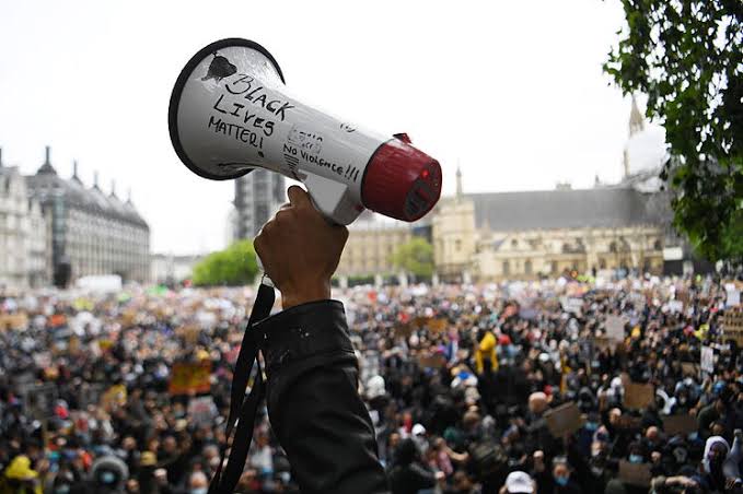 PRIMERO FRANCIA AHORA MANIFESTANTES INGLESES SE TOPAN CON SU POLICÍA POR PROTESTAS