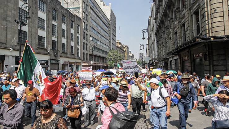 EXHORTA AMLO A LÍDERES DE FRENAAA A QUEDARSE EN PROTESTAS <br>