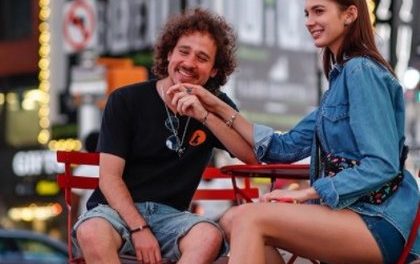 LUISITO COMUNICA ES CRÍTICADO POR FOTOGRAFÍA CON SU NOVIA