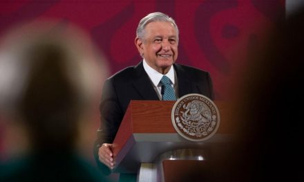 AMLO ASEGURA LA PANDEMIA HA SIDO BIEN MANEJADA PERO “EL PAN NO ESTÁ LISTO PARA ESTA CONVERSACIÓN”. DICE QUE CRÍTICAS DE LOS ALBIAZULES NO LE QUITARÁN EL SUEÑO<br>