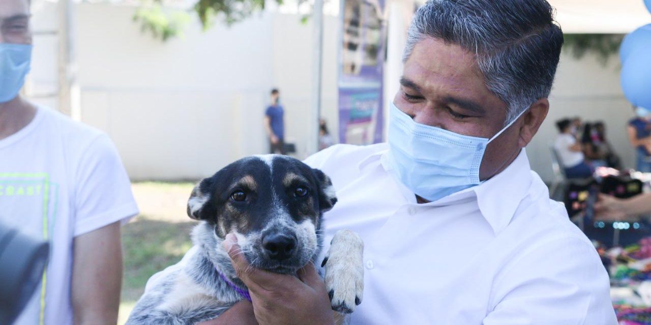 BAUTIZA VÍCTOR FUENTES LOS DOMINGOS COMO ‘’EL DÍA DE LAS MASCOTAS’’ E INAUGURA LO QUE LLAMARÁ AHORA ‘’LA CASA DE LAS MASCOTAS’’