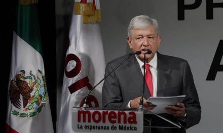 NI QUIEN LE CREA, AHORA AMLO ASEGURA QUE EL PRESIDENTE DEL PARTIDO PRESIDENCIAL YA NO ES ÉL