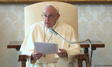 PAPA FRANCISCO DEFIENDE LA OBLIGACIÓN Y EL DEBER DEL CONTRIBUYENTE PARA PAGAR IMPUESTOS