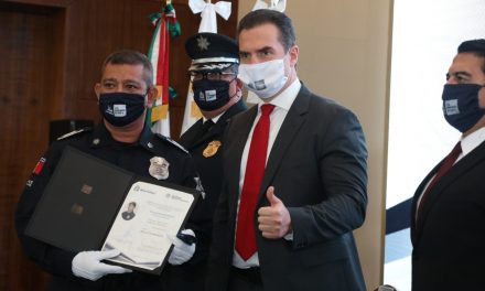 NO HAY “AMIGUISMOS” AQUÍ TODO SE LO GANAN CON ESFUERZO Y DEDICACIÓN; ENTREGA ADRIÁN DE LA GARZA ASCENSOS A POLICÍAS DESPUÉS DE APROBAR SUS APTITUDES