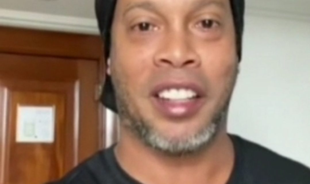 ESTE AÑO DEFINITIVAMENTE NO HA SIDO EL DEL ASTRO BRASILEÑO RONALDINHO FUE A LA CÁRCEL Y AHORA ES POSITIVO A COVID