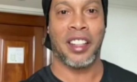 ESTE AÑO DEFINITIVAMENTE NO HA SIDO EL DEL ASTRO BRASILEÑO RONALDINHO FUE A LA CÁRCEL Y AHORA ES POSITIVO A COVID