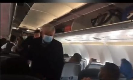 PARA LOS DETRACTORES DE AMLO QUE DICEN QUE LOS FIFIS NO LO QUIEREN, HOY FUE OVACIONADO EN VUELO COMERCIAL RUMBO A EVENTO EN CIUDAD JUÁREZ