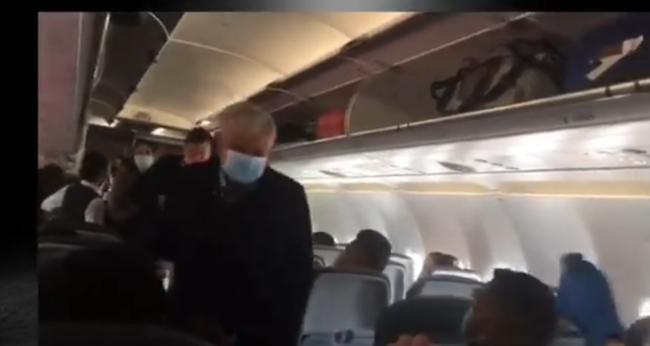 PARA LOS DETRACTORES DE AMLO QUE DICEN QUE LOS FIFIS NO LO QUIEREN, HOY FUE OVACIONADO EN VUELO COMERCIAL RUMBO A EVENTO EN CIUDAD JUÁREZ